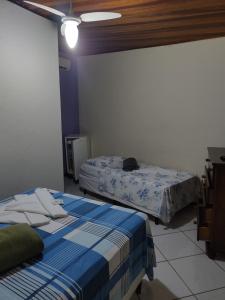 เตียงในห้องที่ Hospedagem Cantinho Da Vitoria
