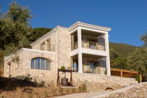 una gran casa de piedra en una colina en Villa Elanthy-New Luxury villa with private sea access, en Sivota