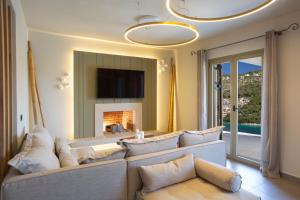 Villa Elanthy-New Luxury villa with private sea access tesisinde bir oturma alanı