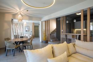 Villa Elanthy-New Luxury villa with private sea access tesisinde bir oturma alanı