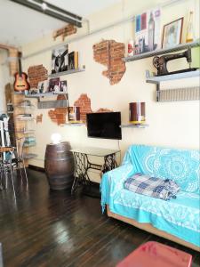 a living room with a couch and a tv at Il Vico in Serra San Bruno