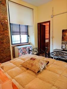 una camera con un grande letto e una finestra di Il Vico a Serra San Bruno