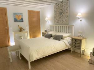 カディスにあるNo 14 Cádizのウッドフロアのベッドルーム1室(白いベッド1台付)