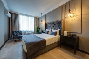 מיטה או מיטות בחדר ב-Sahil Martı Hotel