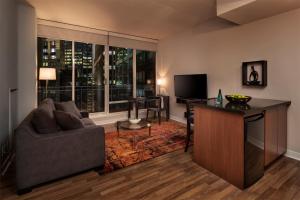 TV a/nebo společenská místnost v ubytování Executive Hotel Cosmopolitan Toronto