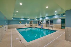a large swimming pool in a building at Holiday Inn Express & Suites - Hermiston Downtown, an IHG Hotel in Hermiston