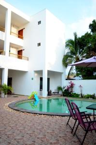 uma piscina com escorrega no meio de um edifício em Hotel Real Mercedes em Mérida