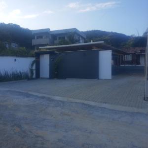 ein Parkplatz mit Garage vor einem Haus in der Unterkunft Da Silva Chalé in Santa Lídia