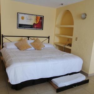 a bedroom with a large white bed in a room at Suite en torres gemelas vista al mar in Acapulco