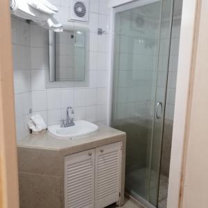a bathroom with a sink and a shower at Suite en torres gemelas vista al mar in Acapulco