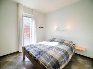 um quarto com uma cama e uma janela em Lush holiday home on the edge of the Hautes Fagnes em Waimes