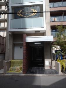 um edifício com uma placa na frente dele em ケイアイコンホテルズ ふくしあ801 em Chikusachō