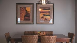 comedor con mesa y 3 cuadros en la pared en Holiday Inn Club Vacations - Orlando Breeze Resort, an IHG Hotel, en Davenport