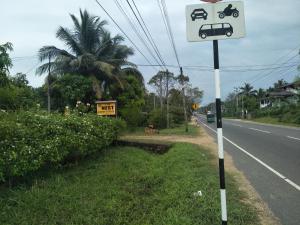 un cartello stradale sul lato della strada di The Nest a Mahiyangana