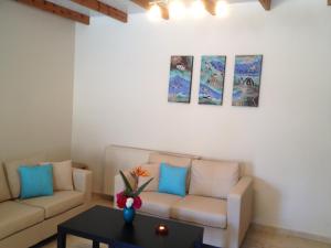 A seating area at Angelica Studios and Apartments