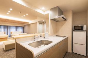 Kuchyň nebo kuchyňský kout v ubytování HOTEL WA HAKATA