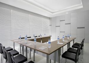 Kawasan bisnes dan/atau bilik persidangan di Amaris Hotel Juanda