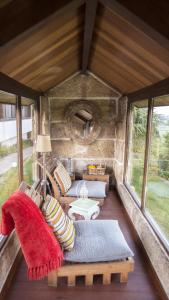 Habitación con sofá, mesa y ventanas. en Quinta de San Amaro Rias Baixas, en Meaño