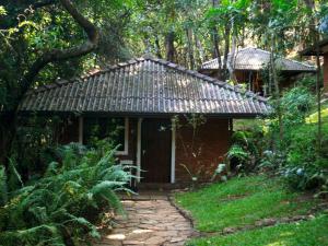 a small building with a pathway in front of it at River Garden Resort in Belihuloya