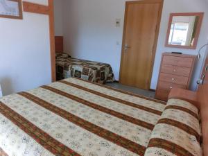 Posteľ alebo postele v izbe v ubytovaní Hotel Can Català + 26 fotografií