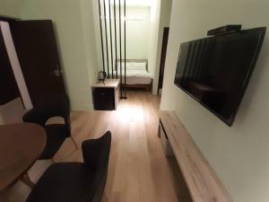 TV a/nebo společenská místnost v ubytování Yueli Homestay