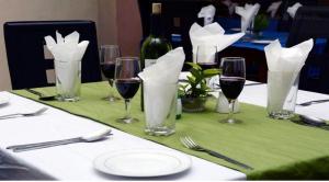 Um restaurante ou outro lugar para comer em Room in Lodge - Christine Apartment Hotel Ltd