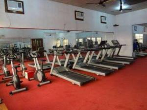 Het fitnesscentrum en/of fitnessfaciliteiten van Room in Lodge - Lotus Hotels and Suites