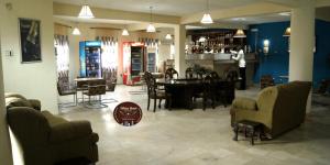 Ο χώρος του lounge ή του μπαρ στο Room in Lodge - Tiffany Hotels and Towers