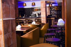 Zona de lounge sau bar la Room in Apartment - Limewood Hotel 5 Star Port Hotel