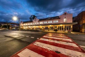 an empty street in front of a building at The Imperial Hotel in Murwillumbah