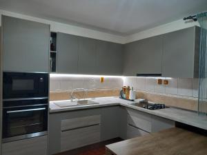 Кухня или мини-кухня в Casa Crinei
