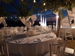 un tavolo con bicchieri da vino e palloncini sopra di villa Resort Tre Castelli a Ripe