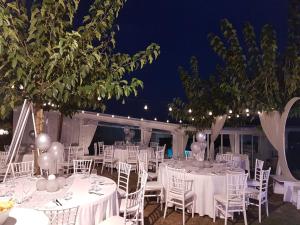 ricevimento di nozze con tavoli e sedie bianchi di notte di villa Resort Tre Castelli a Ripe
