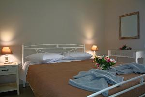 1 dormitorio con 1 cama con toallas en Spiros full House in Marathias en Marathiás