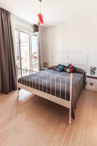 ein Bett mit zwei Kissen darauf in einem Schlafzimmer in der Unterkunft FeMa B&B-Housea Travel in Polignano a Mare