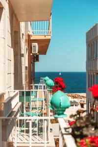 balcone con sedie e vista sull'oceano di FeMa B&B-Housea Travel a Polignano a Mare