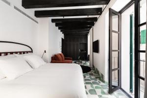 Posteľ alebo postele v izbe v ubytovaní Concepcio by Nobis, Palma, a Member of Design Hotels