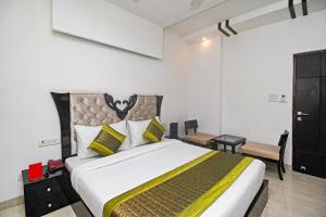 a bedroom with a large bed in a room at FabHotel Arihant Inn in New Delhi