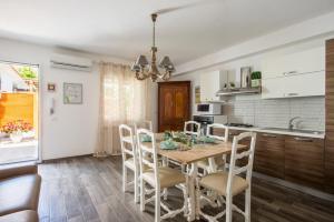 Villa Cinzia-150 mt from the beach的厨房或小厨房