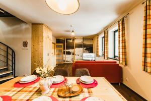 comedor con mesa y sofá en Apartmány Na Soutoku - Březník, en Modrava