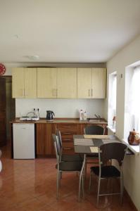 uma cozinha com mesa e cadeiras num quarto em U Klárinky em Poštorná