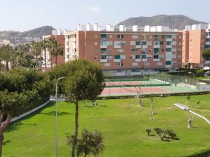 - un court de tennis dans un parc de la ville dans l'établissement Bonito apartamento en primera línea de playa, à Cala del Moral