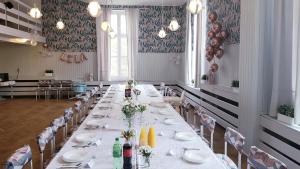 una lunga sala da pranzo con un lungo tavolo e sedie di Bolko a Stronie Śląskie