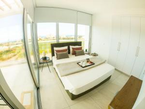 Postel nebo postele na pokoji v ubytování Imperial Jade Villas Gold Emerging Villas 3 + 5 fotografií