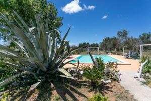 eine große Anlage neben einem Schwimmbad in der Unterkunft Le Palmentelle - Masseria con piscina in San Cesario di Lecce