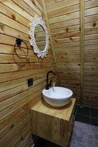 A bathroom at Dorabungalov Még 11 kép