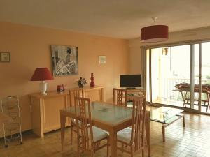 a dining room with a table and chairs and a television at WEEK END EVASION A BANYULS SUR MER DANS PYRENEES ORIENTALES in Banyuls-sur-Mer