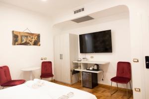 A television and/or entertainment centre at Hotel Cinquantatre