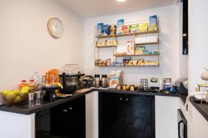 A kitchen or kitchenette at Hotel Cinquantatre