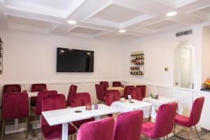 A television and/or entertainment centre at Hotel Cinquantatre